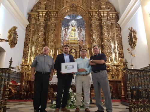 El delegado territorial de la ONCE, Fernando Iglesias, y el alcalde de Almendralejo, José María Ramírez Morán, acompañados del rector del Santuario, Juan Antonio Noriego y el párroco de la Purificación, Rafael Corraliza