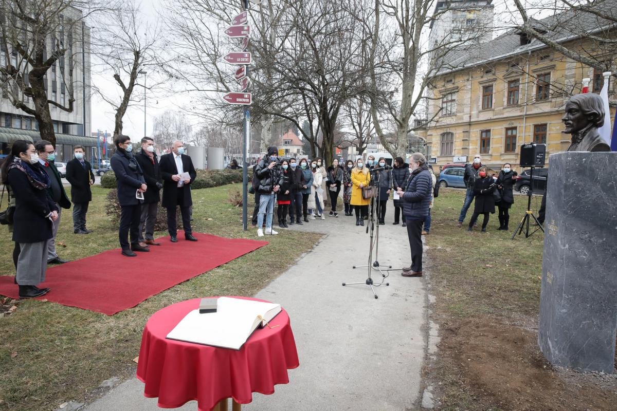 Un busto de José de Espronceda luce ya en un parque de la ciudad eslovena de Kranj