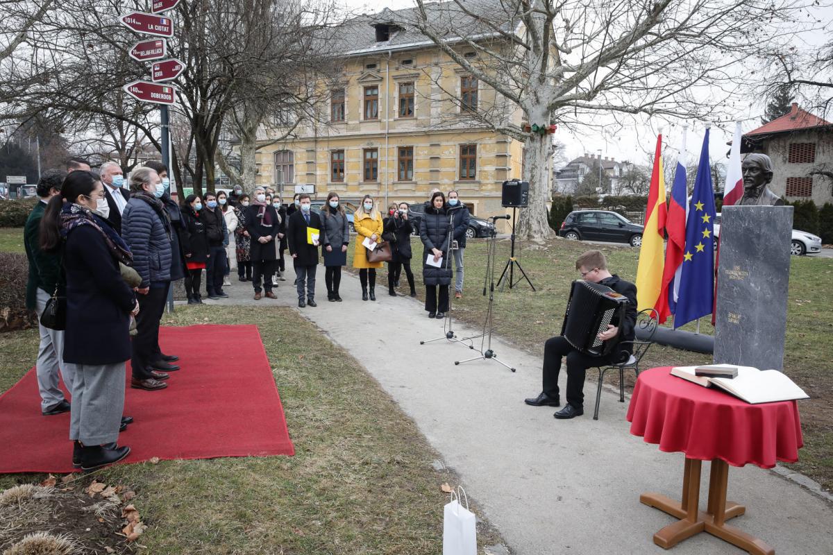 Un busto de José de Espronceda luce ya en un parque de la ciudad eslovena de Kranj