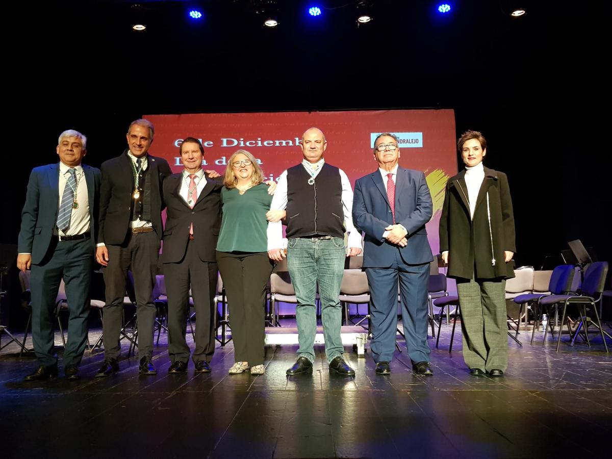 El alcalde entrega la Medalla de Almendralejo a Includes y a Antonio Mulas en el acto del Día de la Constitución