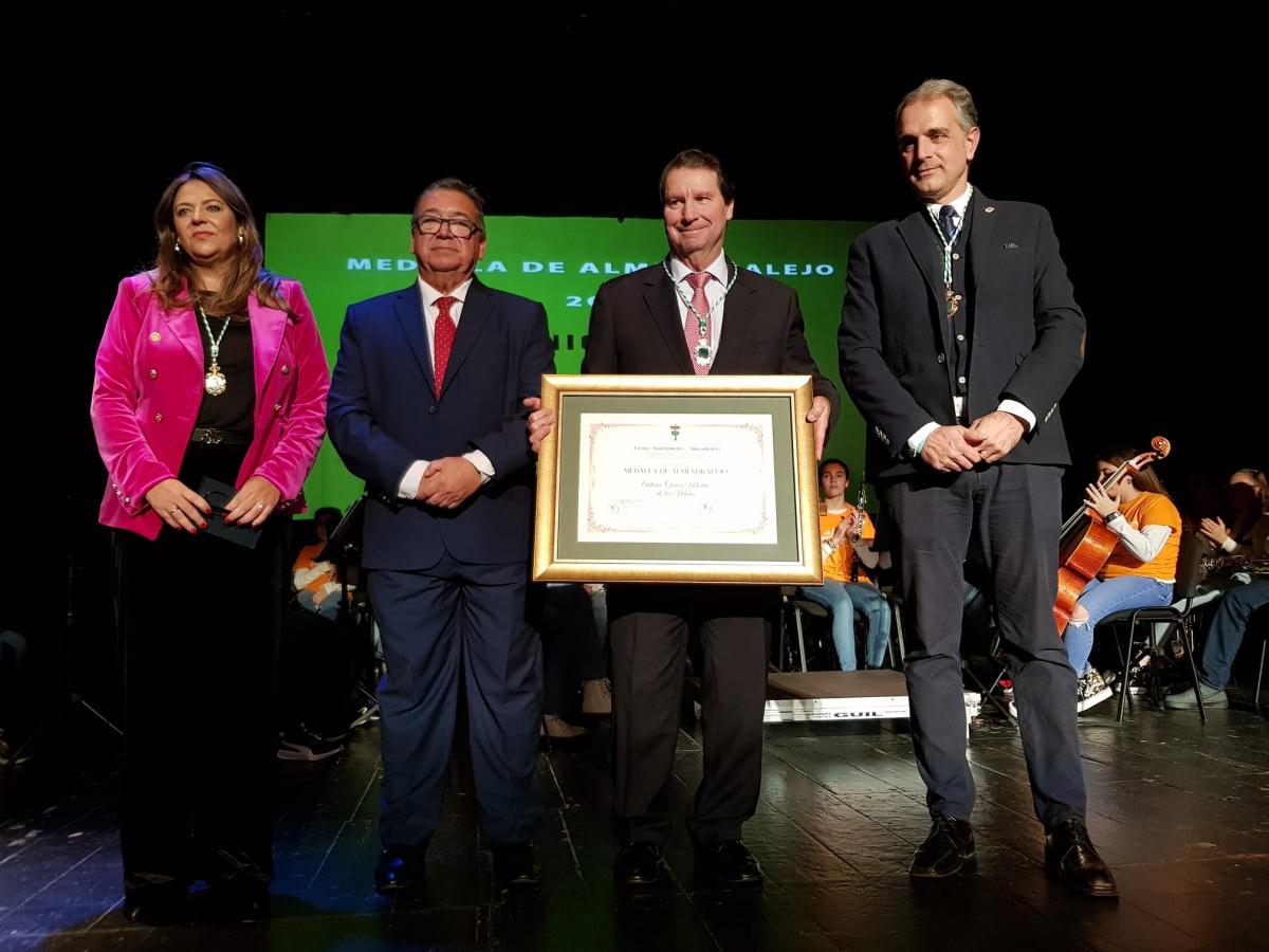 El alcalde entrega la Medalla de Almendralejo a Includes y a Antonio Mulas en el acto del Día de la Constitución