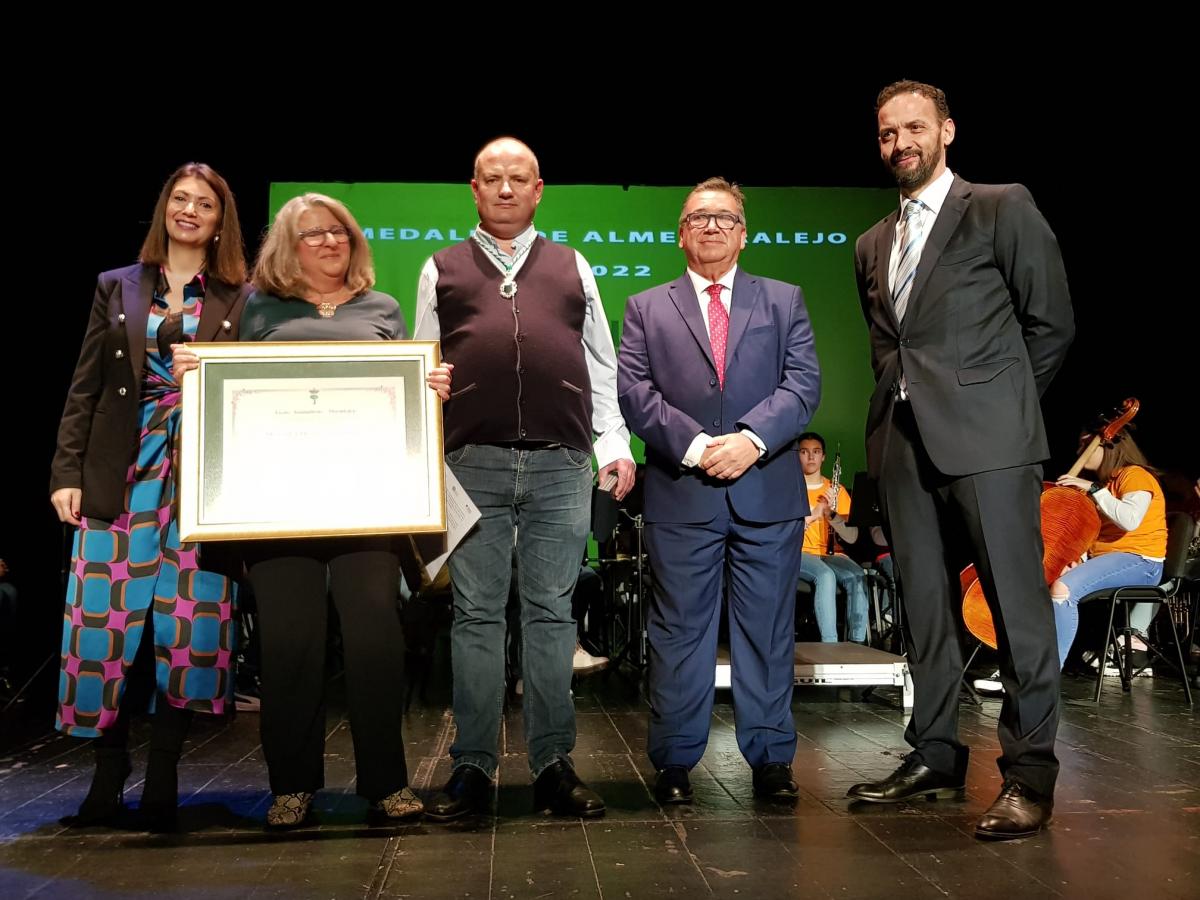 El alcalde entrega la Medalla de Almendralejo a Includes y a Antonio Mulas en el acto del Día de la Constitución