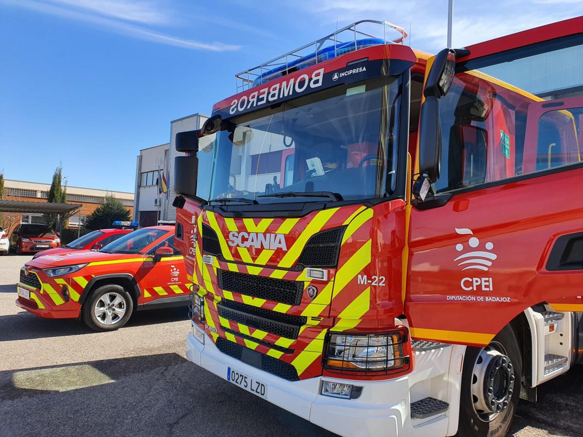 El alcalde presenta el nuevo camión bomba del Parque de Bomberos