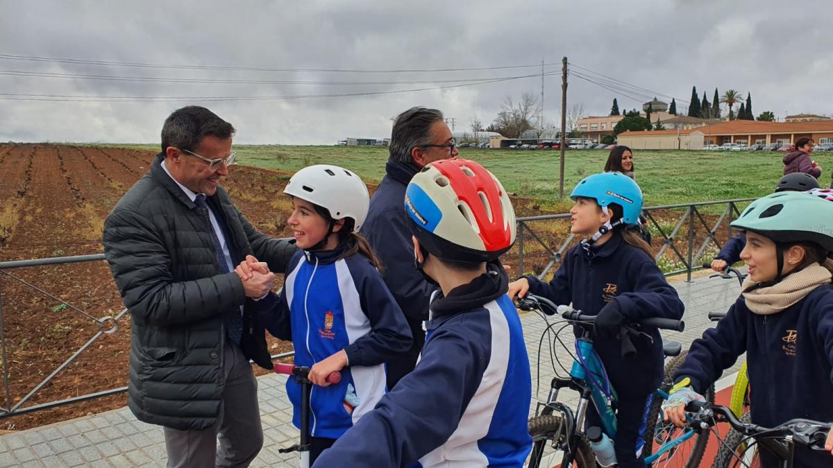 Ramírez y Gallardo inauguran la travesía de la carretera de La Fuente tras las obras de acondicionamiento