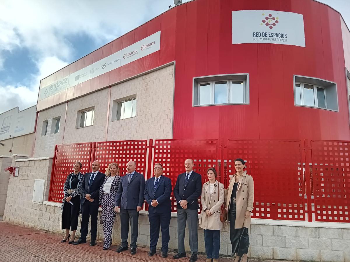 El alcalde asiste a la inauguración del nuevo espacio de coworking de la Cámara de Comercio en Almendralejo