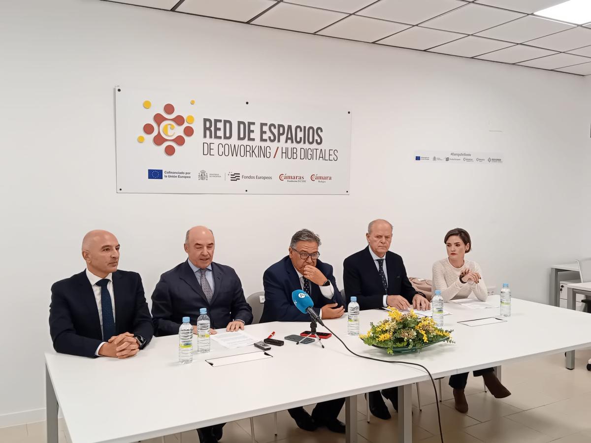 El alcalde asiste a la inauguración del nuevo espacio de coworking de la Cámara de Comercio en Almendralejo