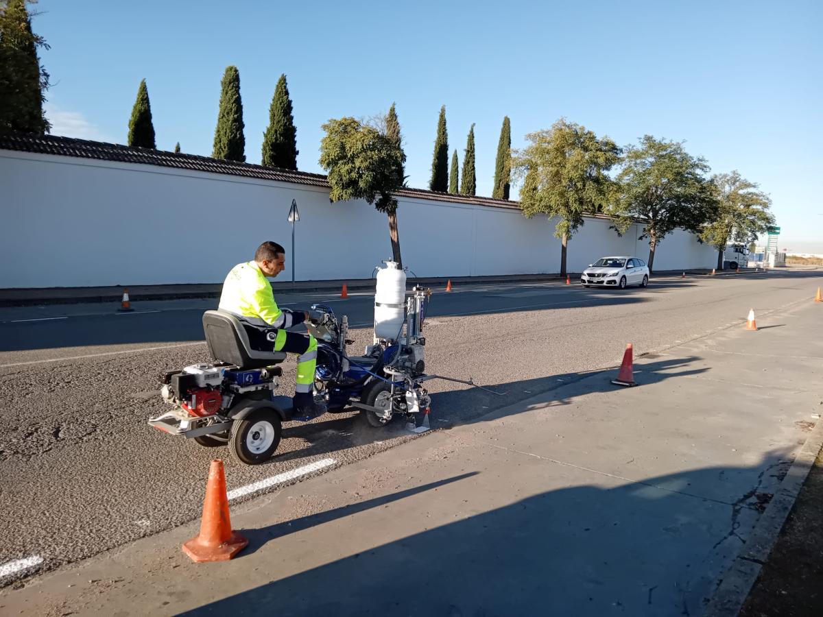 El Ayuntamiento adquiere una máquina para el repintado de la señalización horizontal de las calles