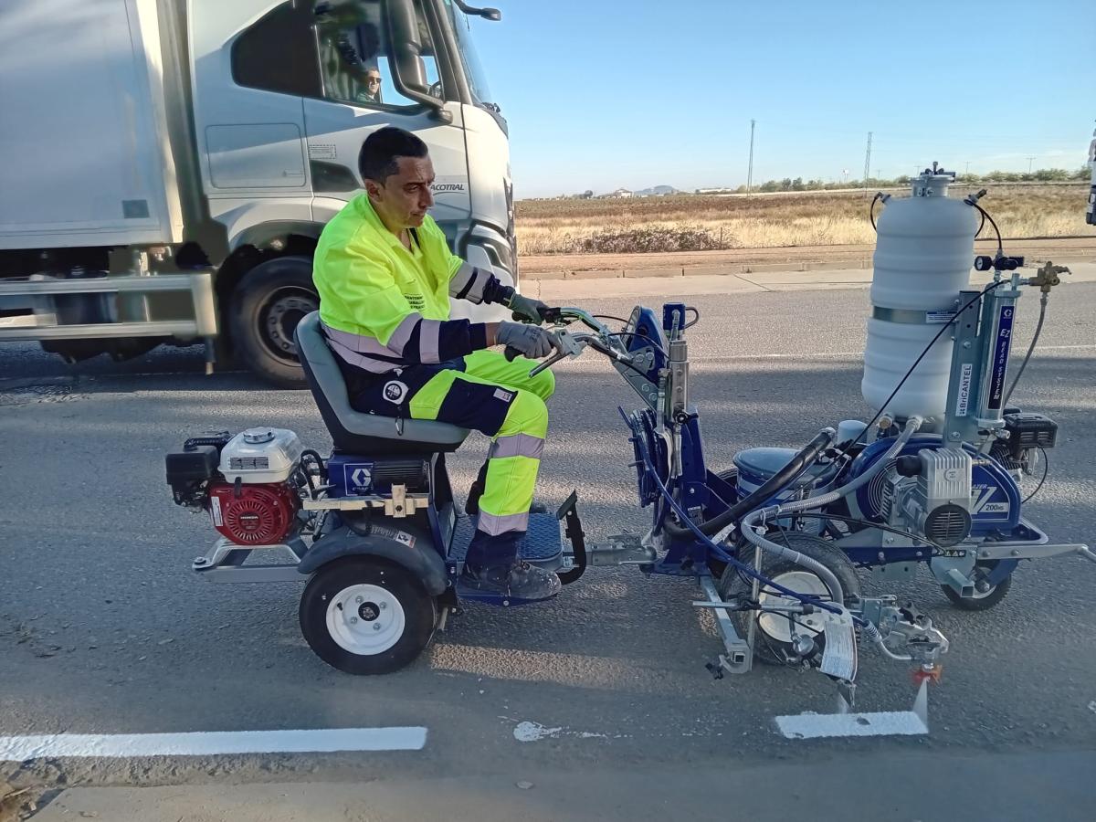 El Ayuntamiento adquiere una máquina para el repintado de la señalización horizontal de las calles