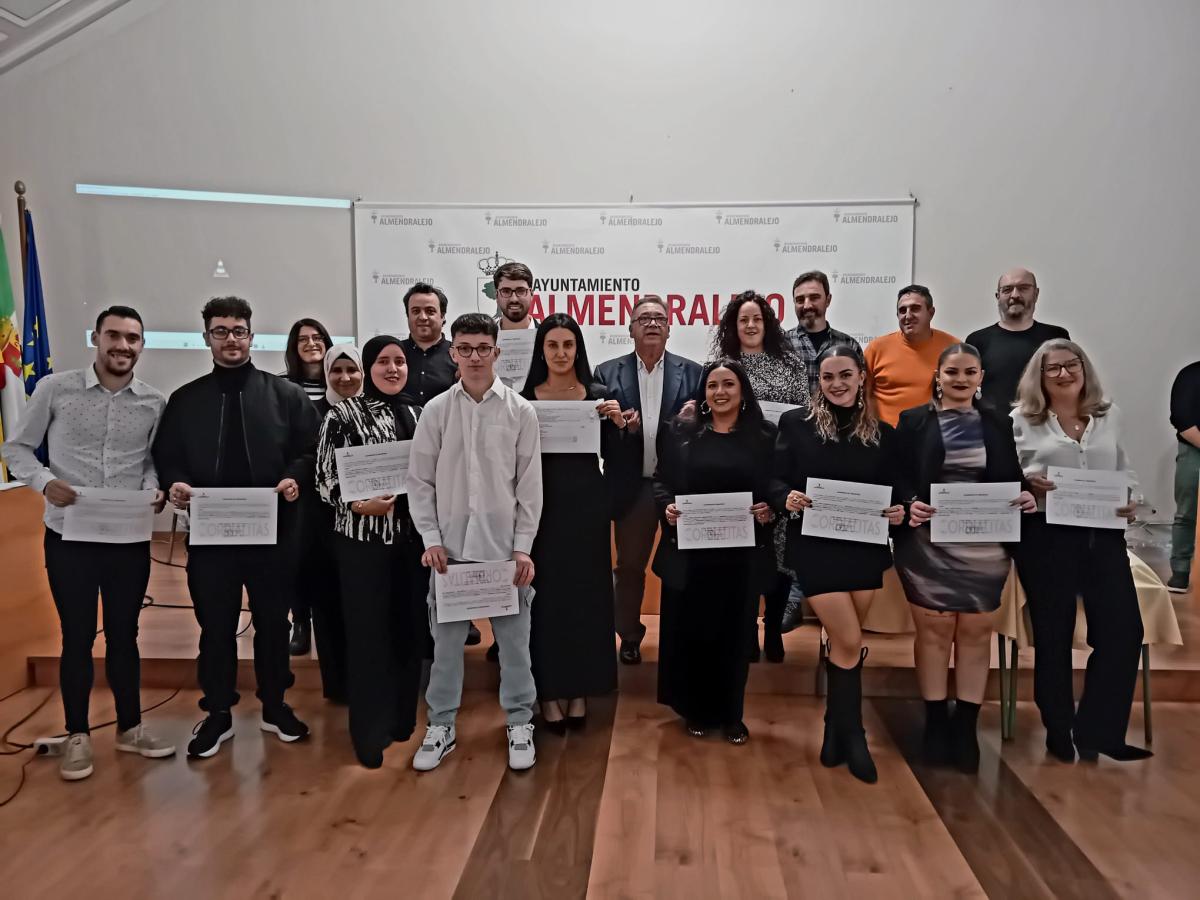 El alcalde clausura la escuela profesional Cordialitas que ha mantenido al formación durante un año