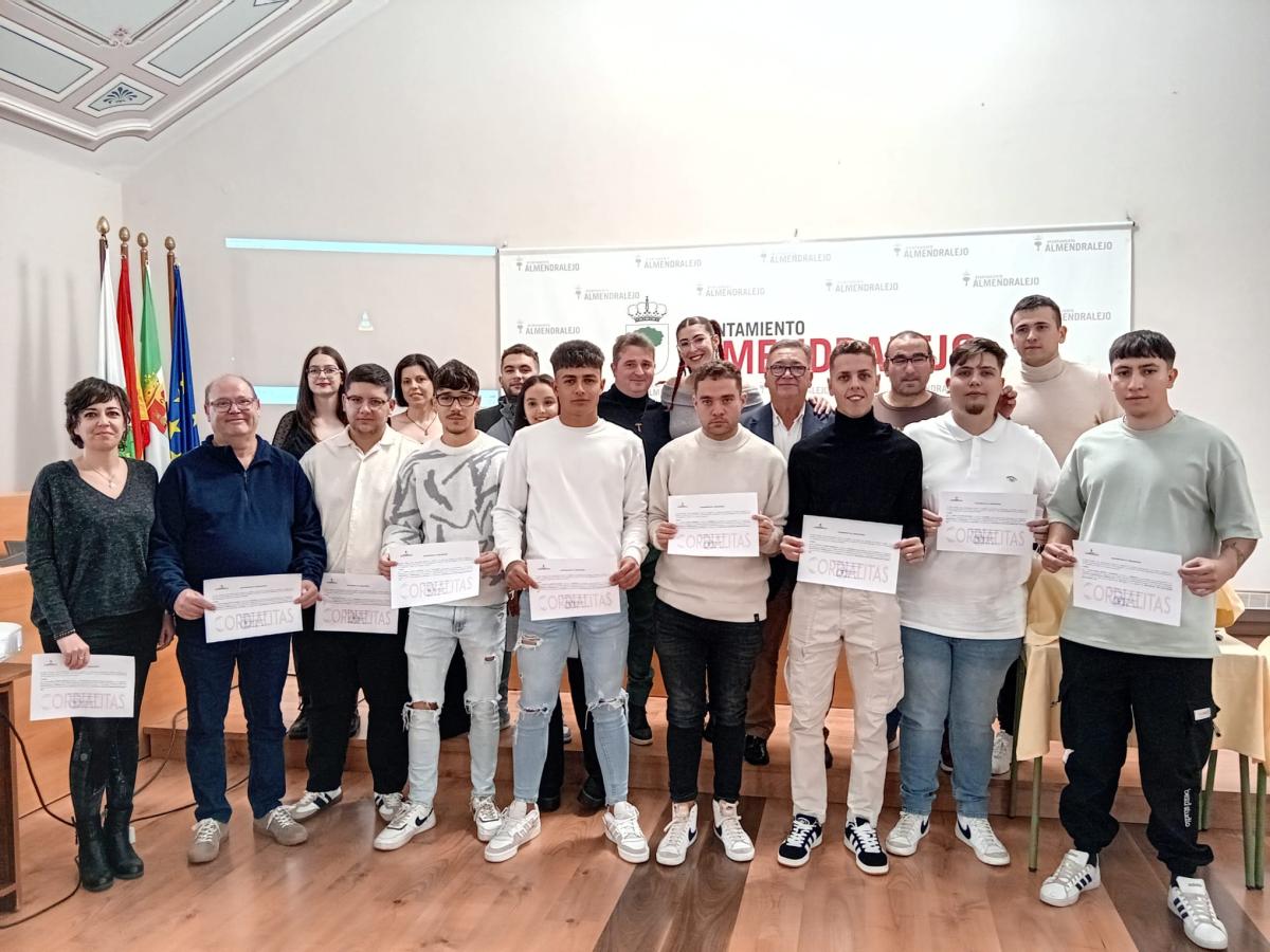 El alcalde clausura la escuela profesional Cordialitas que ha mantenido al formación durante un año