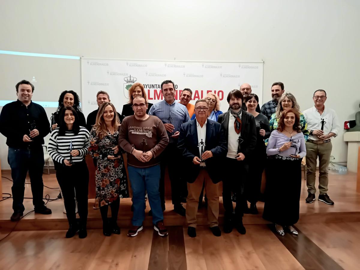 El alcalde clausura la escuela profesional Cordialitas que ha mantenido al formación durante un año