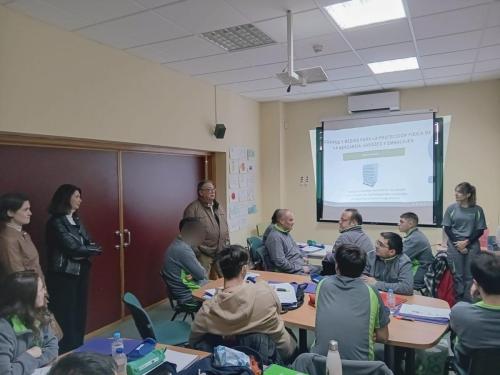 El alcalde visita a los alumnos de Crisol Formas especializados en auxiliar de almacén