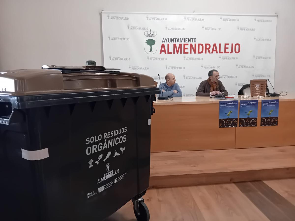 Almendralejo comienza la campaña informativa para la implantación del quinto contenedor